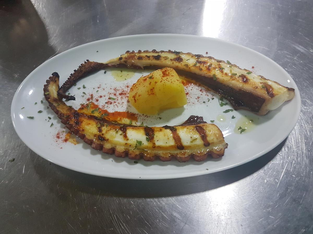 Hostal Restaurante Classic Columbrianos Luaran gambar